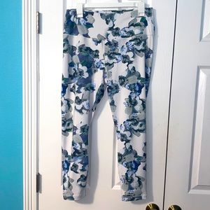 White Velocity XL Leggings with Floral Design